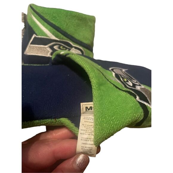 Golden Lion Seahawks Black Green Snap Back Hat Cap And Slide Slippers Set of 2 - Picture 7 of 14